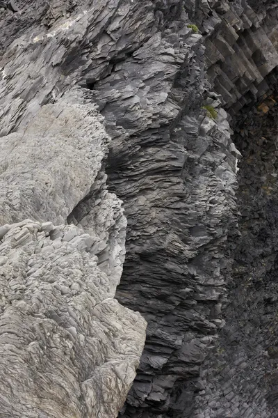 Islandia. obszar Południowej. Vik. bazaltowa formacje reynisfjara. — Zdjęcie stockowe