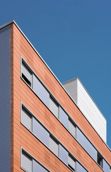 Edificio residenziale esterno cemento e mattoni — Foto Stock
