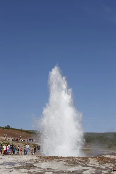 Islandia. obszar Południowej. Złoty krąg. Gejzer Strokkur. termiczne spr — Zdjęcie stockowe