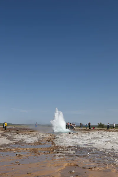 Island. södra området. Gyllene cirkeln. Strokkur geyser. 4.13 rörelse. — Stockfoto