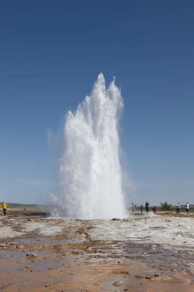 Islandia. Zona sur. Círculo Dorado. Géiser Strokkur. 9.13 movimiento . — Foto de Stock