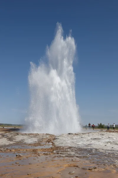 Islanda. Zona sud. Cerchio d'Oro. Il geyser Strokkur. 12.13 movimento . — Foto Stock