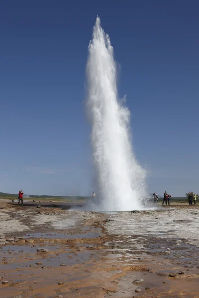 Island. Jižní oblast. Zlatý kruh. Gejzír Strokkur. tepelná spr — Stock fotografie