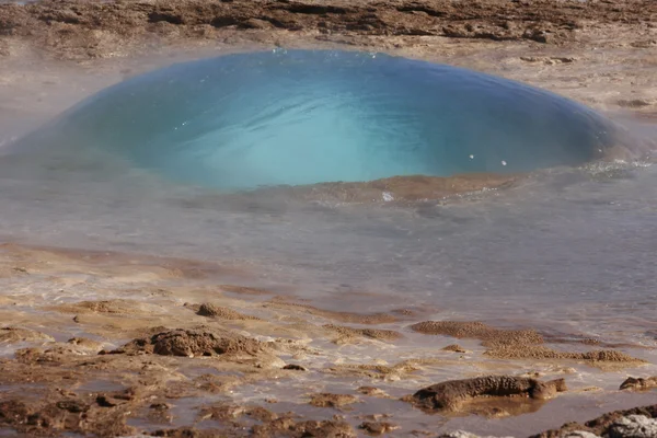 Исландия. Южный район. Золотой круг. Гейзер Strokkur. 3.3 пузыря — стоковое фото