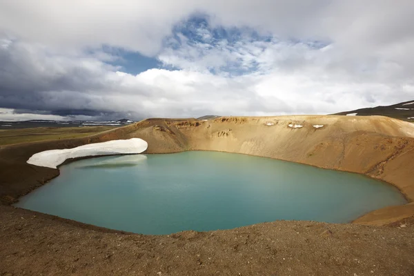 Ισλανδία. κρατήρας Stora-βίδες με νερό. κλίση με χιόνι. — Φωτογραφία Αρχείου