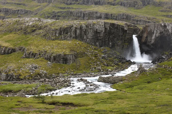 Icelandic Landscape with river and mountains. — Stock Photo, Image