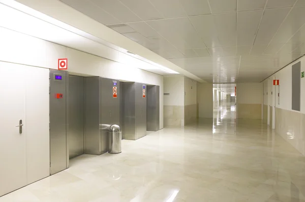 Ascenseurs sur l'entrée et le couloir de l'hôpital — Photo