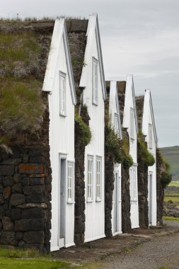 İzlanda. turba çatılar ile geleneksel İzlandalı evleri.