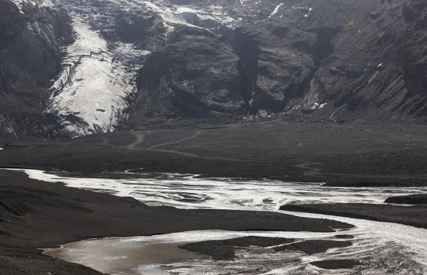 IJsland. Zuid-gebied. eyjafjalajokul glaciar tong en rivier. — Stockfoto