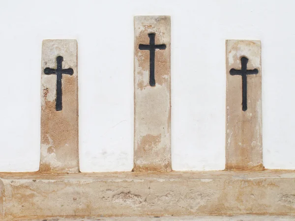Хрести в білій стіні — стокове фото