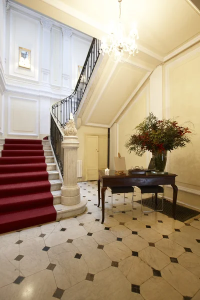 Entrada al palacio y escalera de mármol — Foto de Stock