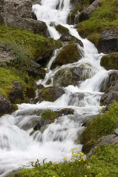 Island. Seydisfjordur. vattenfall och basaltiska bergarter. — Stockfoto