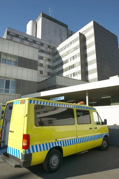 Ambulance à l'entrée d'urgence du bâtiment hospitalier — Photo