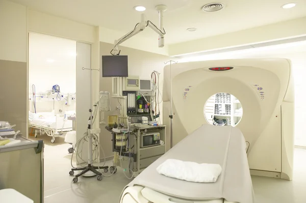 CAT-scan machine bij ziekenhuis — Stockfoto