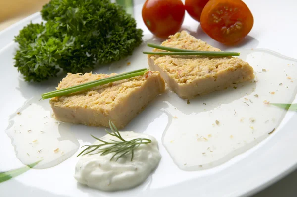 Rebanadas de pastel de pescado en un plato —  Fotos de Stock