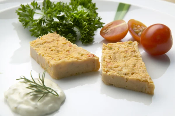 Fatias de torta de peixe em uma chapa com salada — Fotografia de Stock