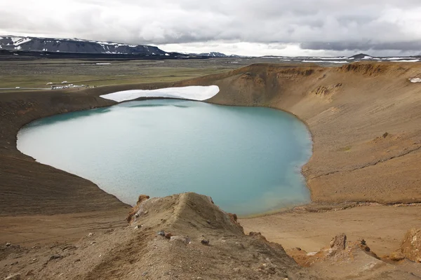 Iceland. Stora-Viti crater with water. Slope with snow. — Stock Photo, Image