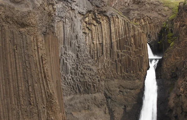 Cascada de Litlanesfoss y rocas basálticas en Islandia — Foto de Stock