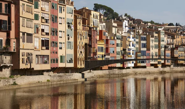 Spanien. Katalonien. Girona. Bunte Häuser. — Stockfoto