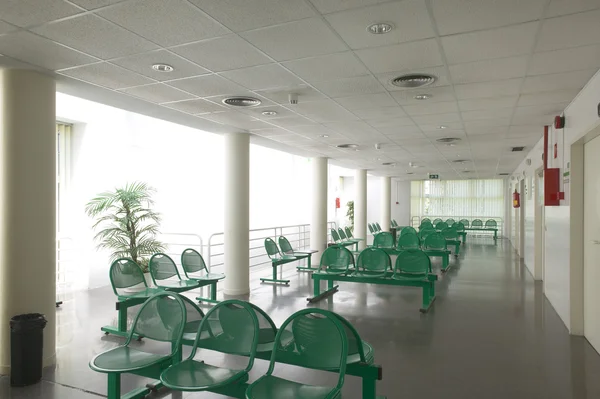 Área de espera e salas de cirurgia no centro hospitalar — Fotografia de Stock