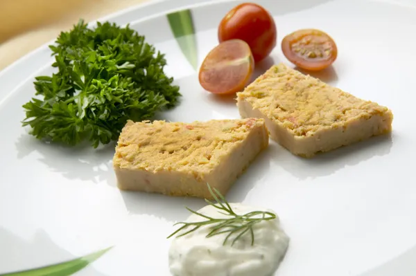 Tarte au poisson dans une assiette avec salade — Photo