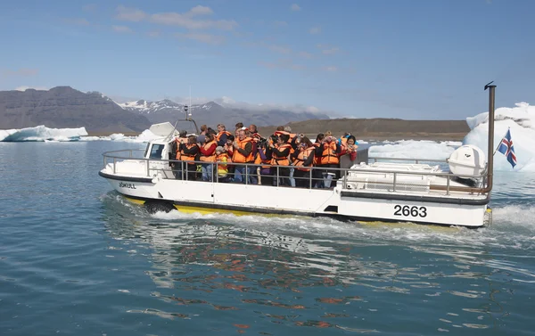 Iceland. Southeast area. Jokulsarlon. Amphibian vehicle with tou — Stock Photo, Image