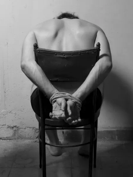 adamın elleri bağlı olan