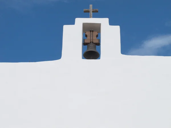 Cloche et croix dans l'église Sant Francesc Formentera Espagne — Photo
