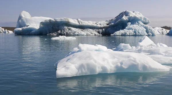 İzlanda. Güneydoğu bölgesi. jokulsarlon. buzdağları ve göl. — Stok fotoğraf