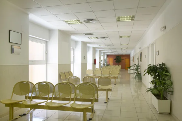 Wartebereich im Krankenhaus mit Metallstühlen. - Stockfotografie