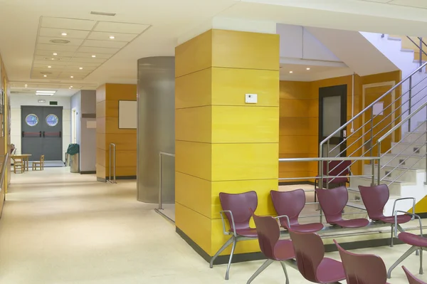 hastane. bekleme yeri koltuklu.