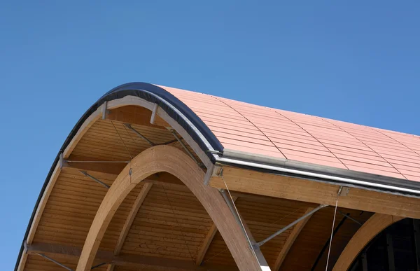 Keramische dak met blauwe hemel. Detail. — Stockfoto