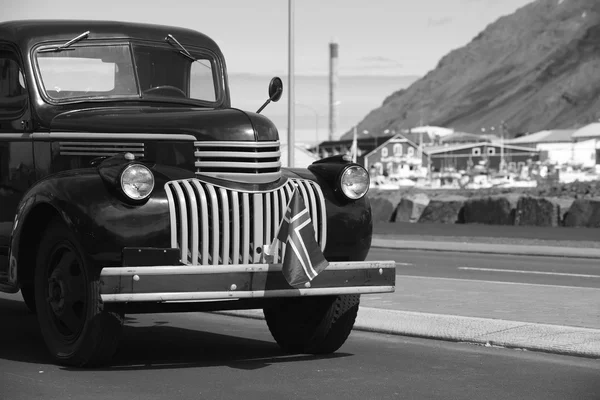 Island. Siglufjordur. gamla chevrolet lastbil och hamn. — Stockfoto