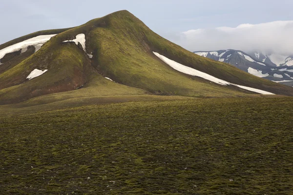 IJsland. Zuid-gebied. fjallabak. vulkanische landschap met sneeuw. — Stockfoto