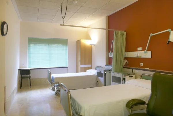 Habitación de hospital con camas y muebles . — Foto de Stock