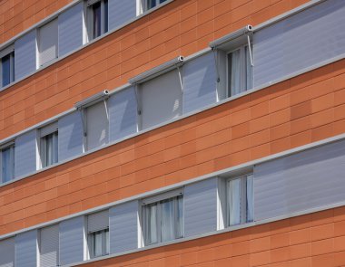 Bina cephe kaplama ile.