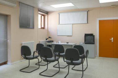 projektör, ekran ve yönetim kurulu ile sınıf.