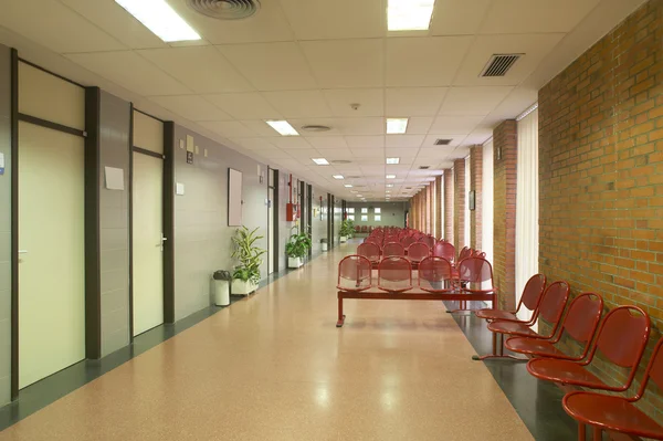 Espace d'attente de l'hôpital avec chaises métalliques . — Photo