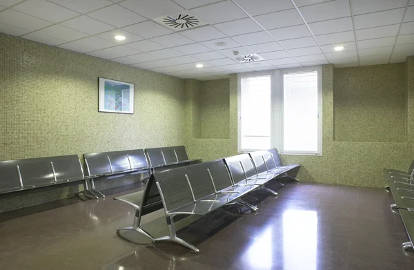 Hospital waiting area with metallic chairs. — Stock Photo, Image