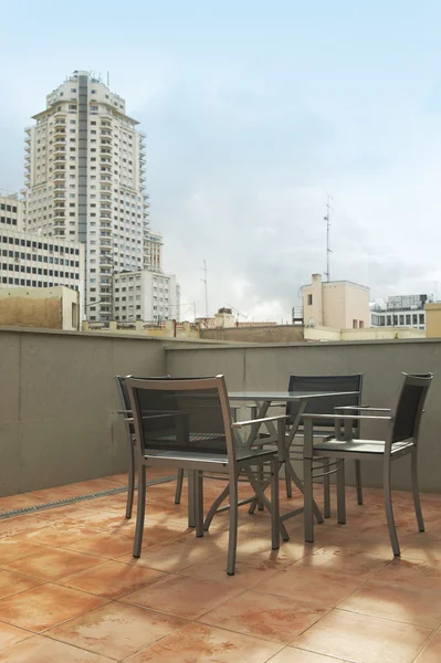 Stedelijke terras met meubilair en gebouw. — Stockfoto