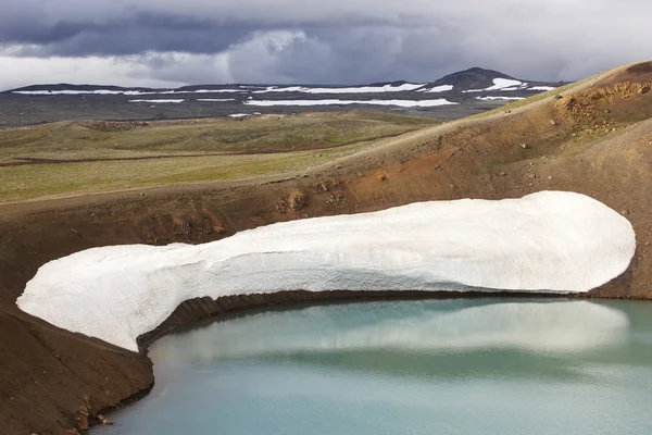 Island. stora-viti Krater mit Wasser. Hang mit Schnee. — Stockfoto