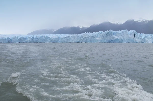 Patagonië landschap. gletsjer, bergen en meer. — Stockfoto