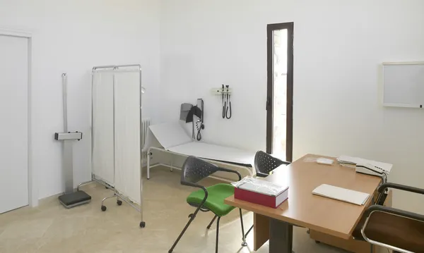 Hastane iç. Doktorlar ofis mobilyaları ile.