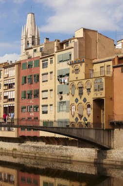 İspanya. Catalonia. Girona. Onar renkli eski evleri Cephe Sistemleri.