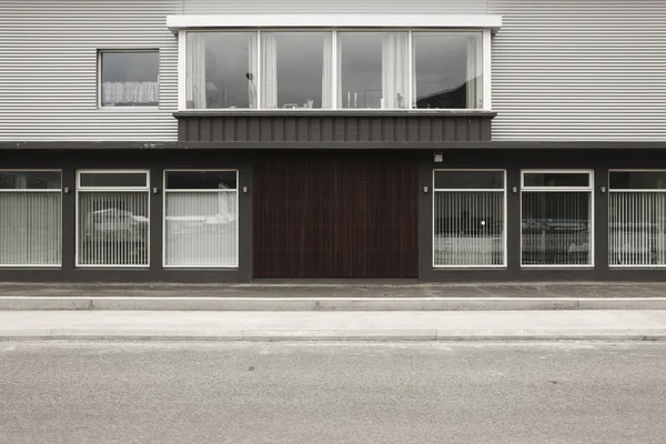 Island. seydisfjordur. moderní dům s tradiční kovové f — Stock fotografie