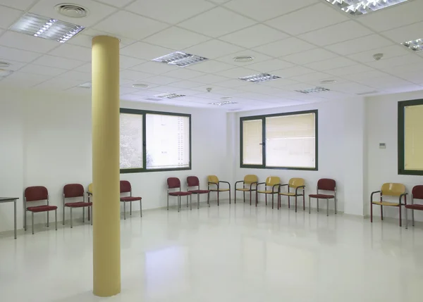 Sjukhuset väntrummet med stolar. — Stockfoto