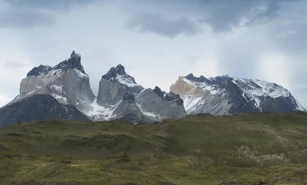 Paesaggio patagonico con montagne. Cile. Torres del Paine . — Foto Stock