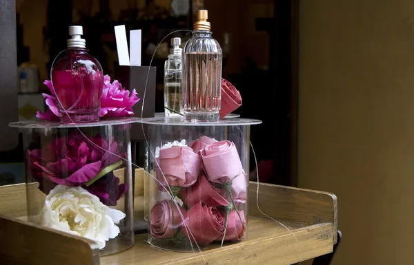 Perfume shop window with roses. — Stock Photo, Image