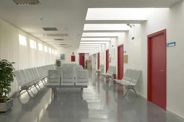 医院等候区，与灰色的金属椅子. — 图库照片