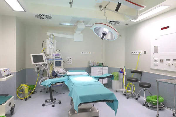 Sala de cirugía interior con equipo médico . — Foto de Stock